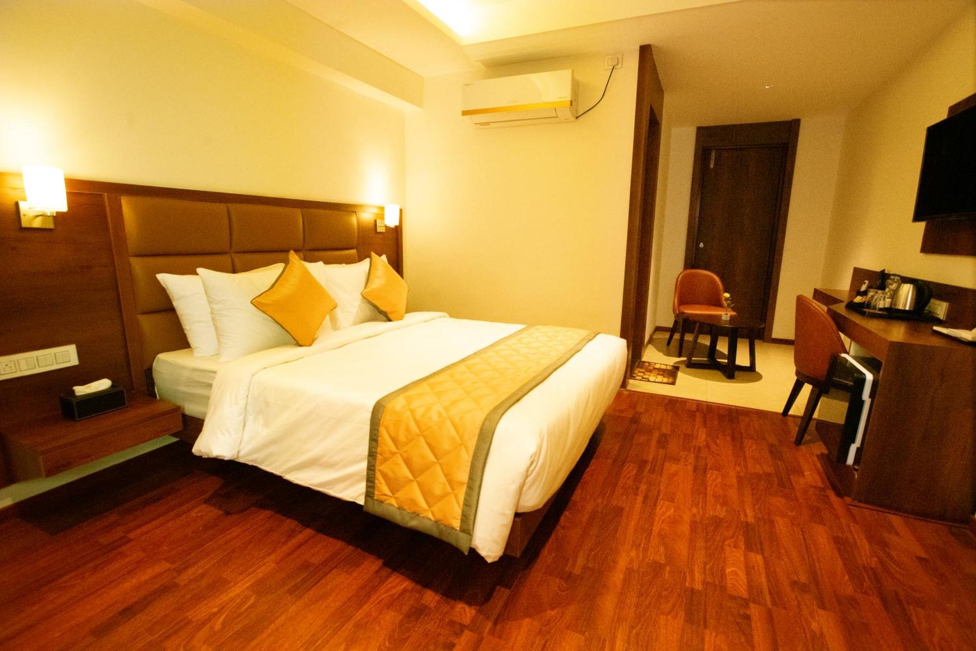 Golden Fortune Inn Hotel Бангалор Экстерьер фото