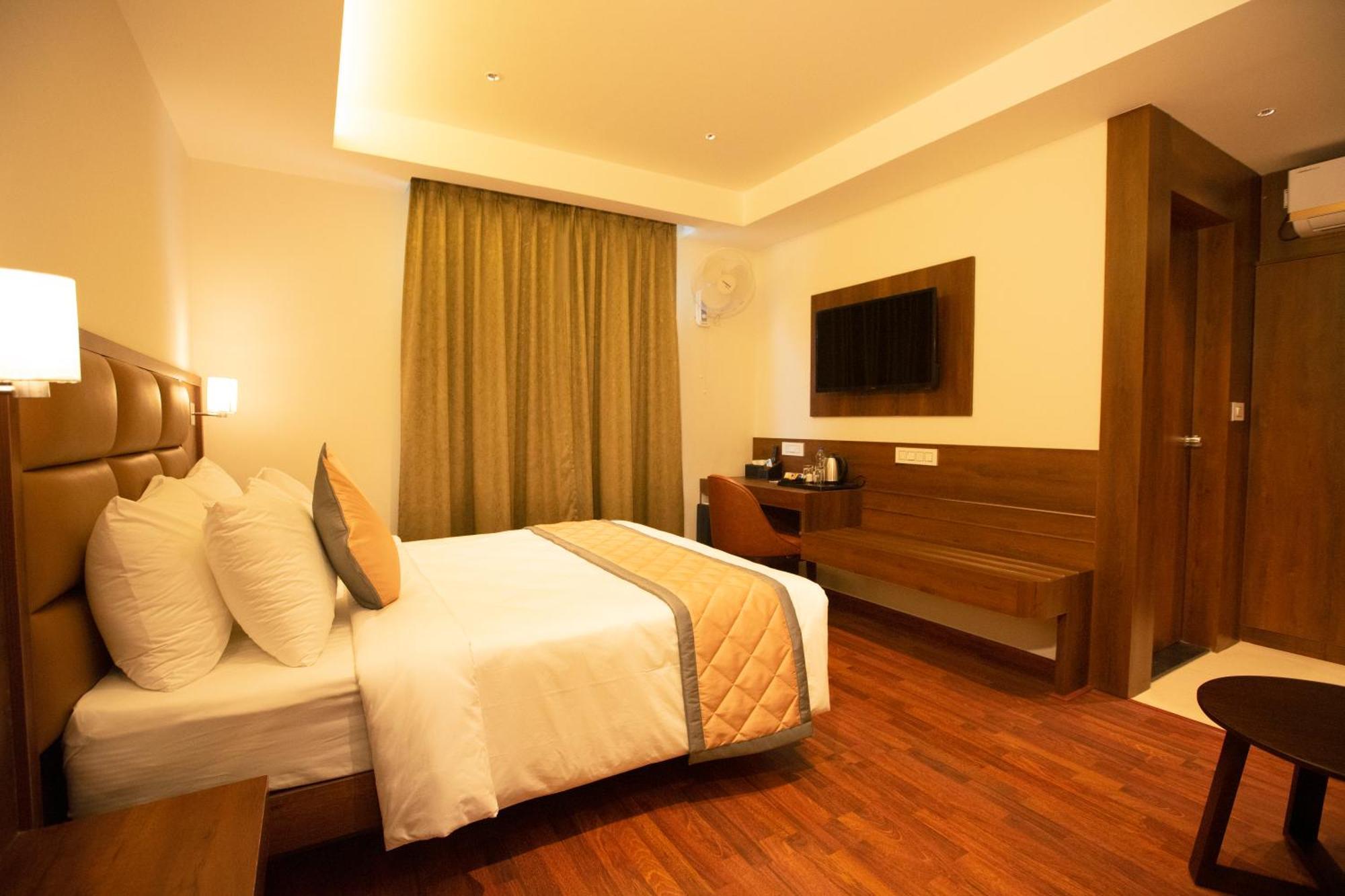 Golden Fortune Inn Hotel Бангалор Экстерьер фото